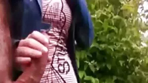 අං හාවා ඇගේ අසුන් අතර කුකුළා ගනී