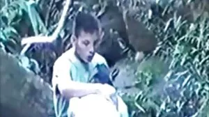 කුඩා තන පුඩු ඇති පාසල් සිසුවිය පිඹින වැඩකට පසු කම්මුල් වලින් වැසී ඇත