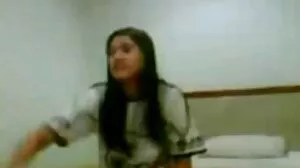 කුඩා යෞවන ලෙක්සි ෆක්ස් ගිනි උදුන අසලින්