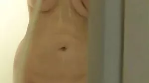 තරුණ කාමුක තරු කළු කුකුළන් බෙදා ගනී