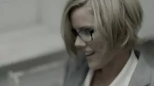 Sneaky MILF උණු තටාකයේ තරුණ යාලුවාට කෙලවයි