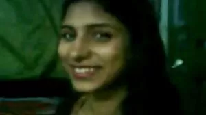 හුරුබුහුටි පැටවුන් කුකුළා සඳහා ඔවුන්ගේ නම්‍යශීලී පුකේ තොල් විහිදුවයි